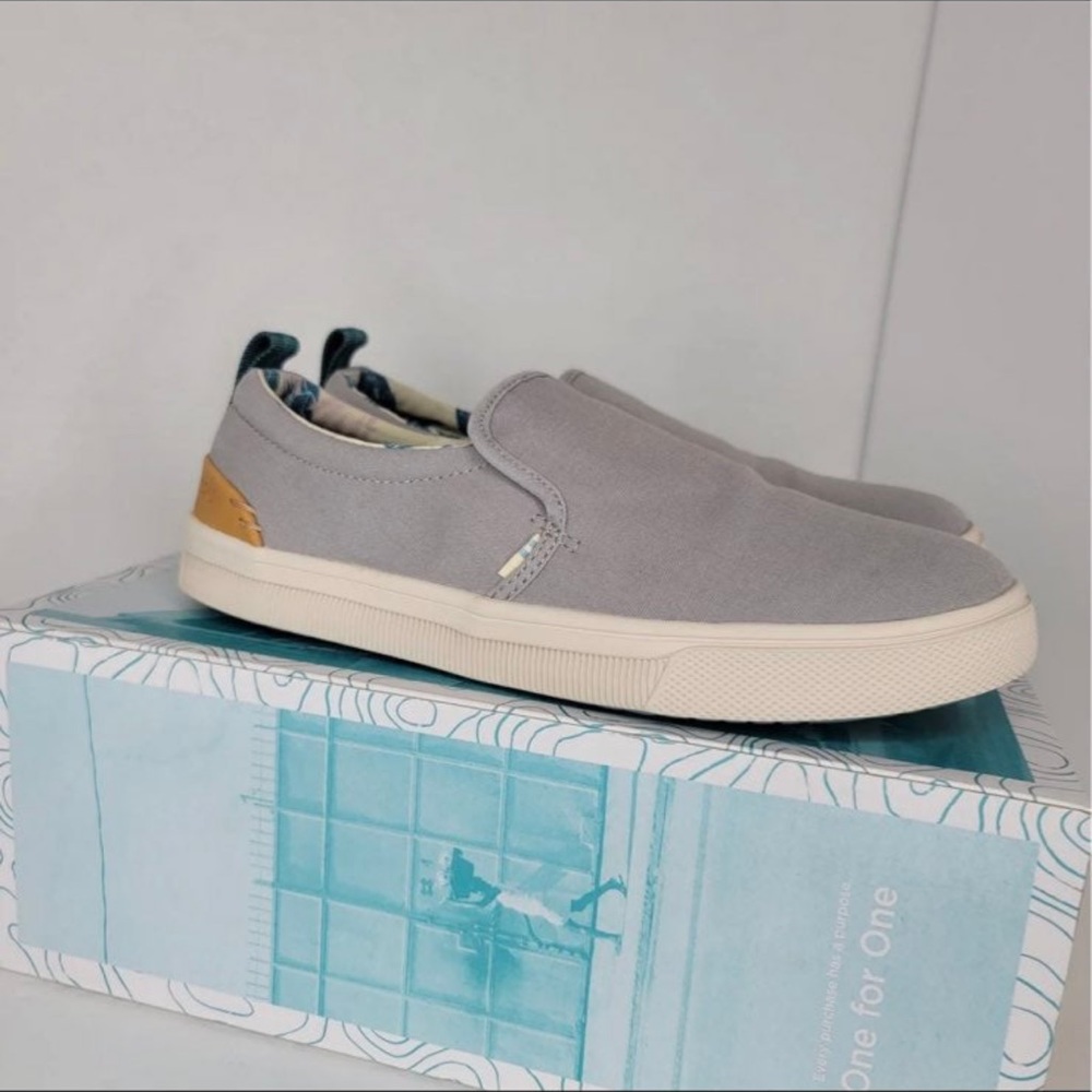 Tom’s travel lite slip on shoes, size 8